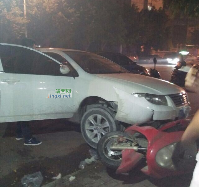 出来吃个宵夜，都能把车撞成这样 - 靖西市·靖西网