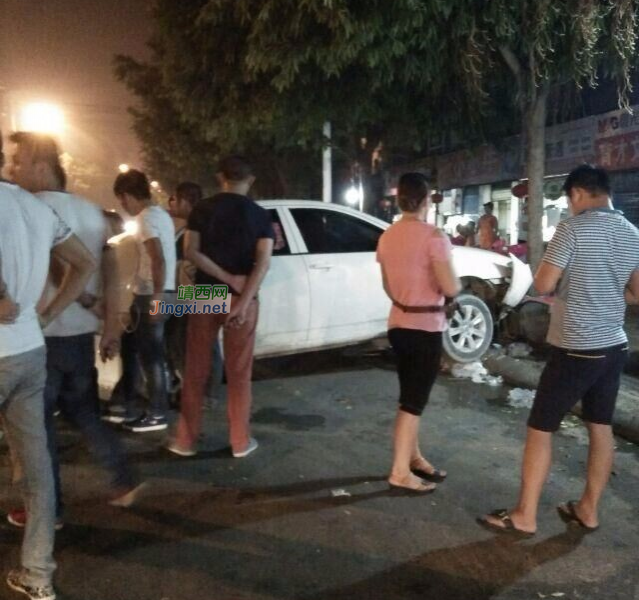出来吃个宵夜，都能把车撞成这样 - 靖西市·靖西网