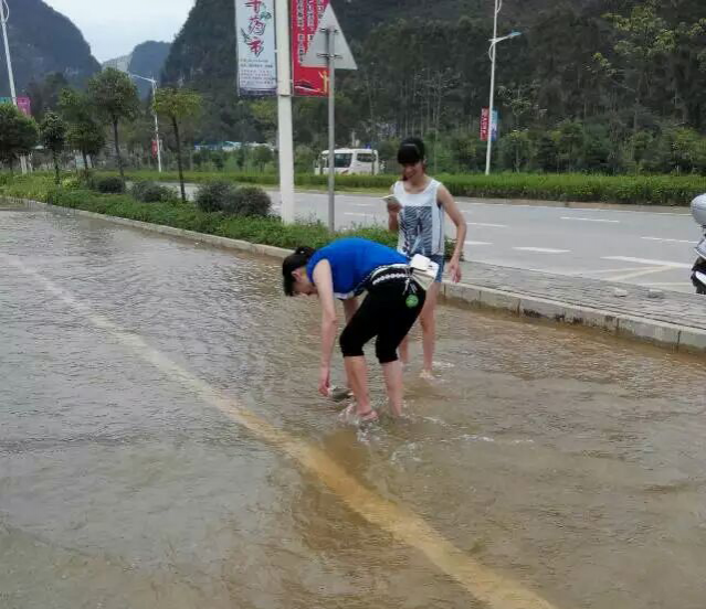 你们在马路上“摸鱼”吗？玩得好嗨啊。。。 - 靖西市·靖西网