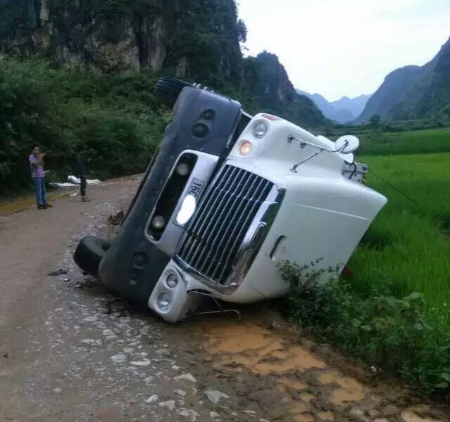 高手开车，不多解释，货车翻车的高境界 - 靖西市·靖西网