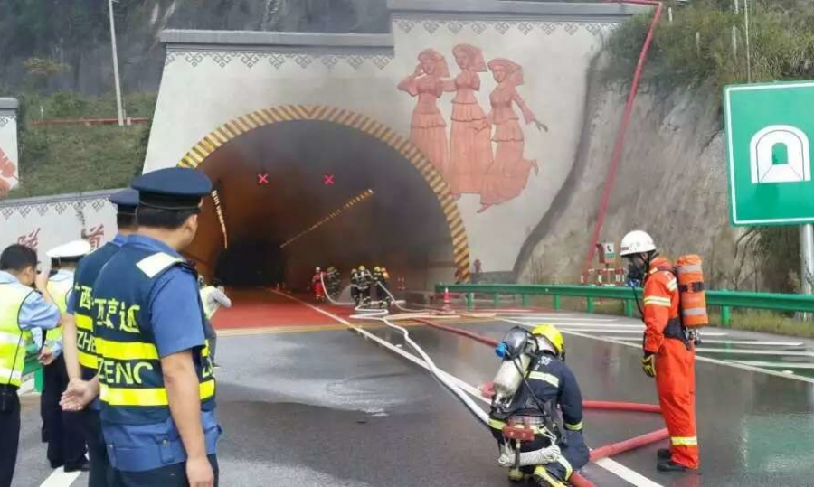 靖那高速坡荷隧道冒浓烟 - 靖西市·靖西网