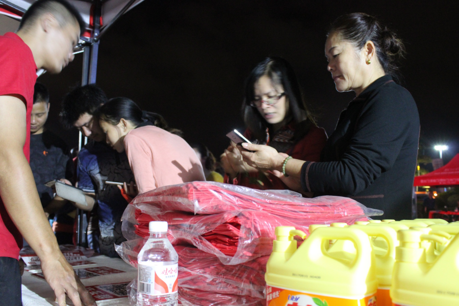 靖西京东帮@云天城网购活动现场，靖西老老小小都会用手机，牛 - 靖西市·靖西网