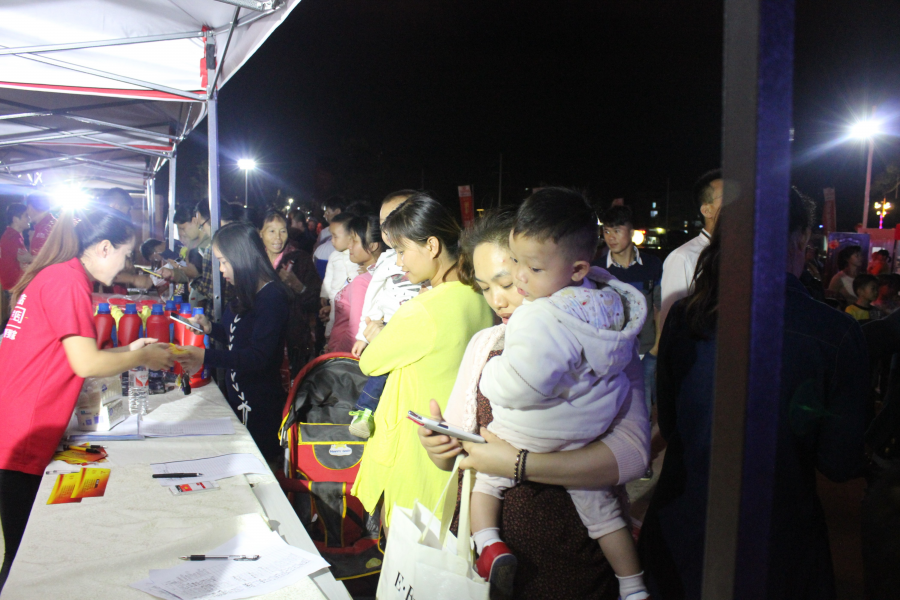 靖西京东帮@云天城网购活动现场，靖西老老小小都会用手机，牛 - 靖西市·靖西网