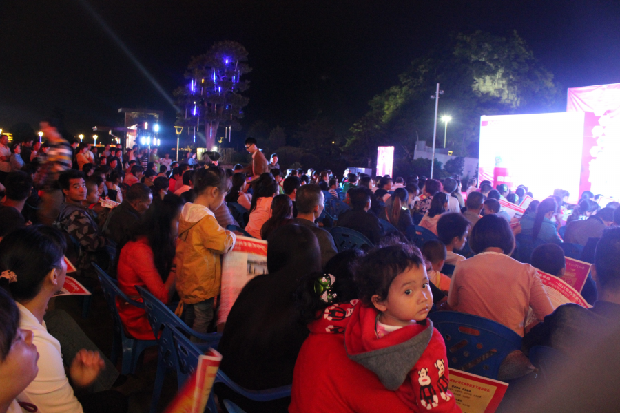 靖西京东帮@云天城网购活动现场，靖西老老小小都会用手机，牛 - 靖西市·靖西网