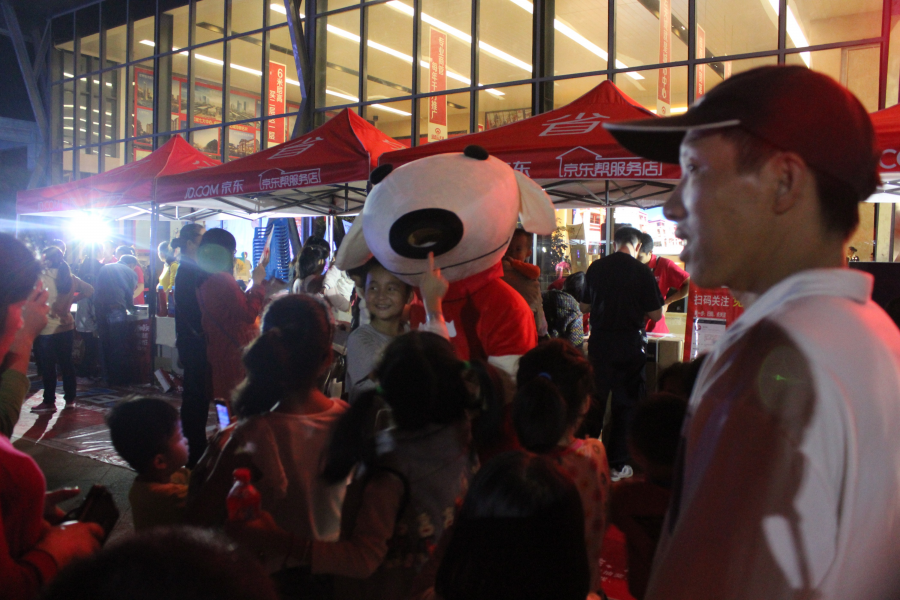 靖西京东帮@云天城网购活动现场，靖西老老小小都会用手机，牛 - 靖西市·靖西网