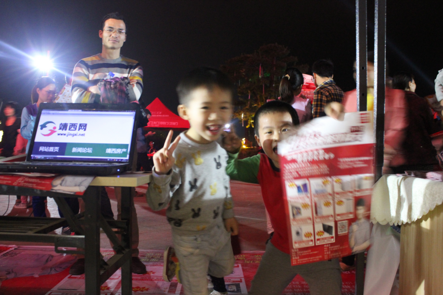 靖西京东帮@云天城网购活动现场，靖西老老小小都会用手机，牛 - 靖西市·靖西网