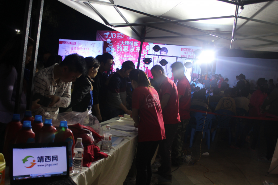 靖西京东帮@云天城网购活动现场，靖西老老小小都会用手机，牛 - 靖西市·靖西网