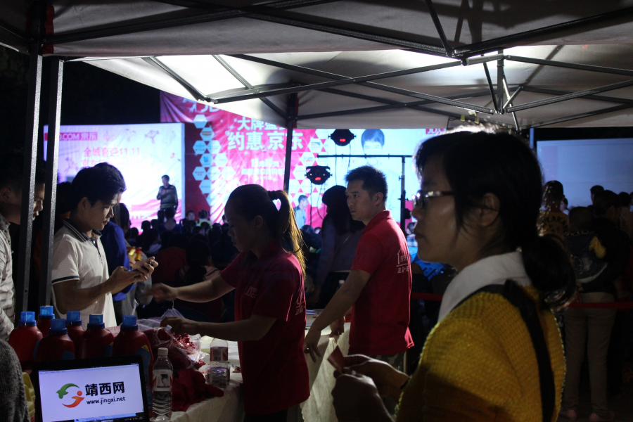 靖西京东帮@云天城网购活动现场，靖西老老小小都会用手机，牛 - 靖西市·靖西网