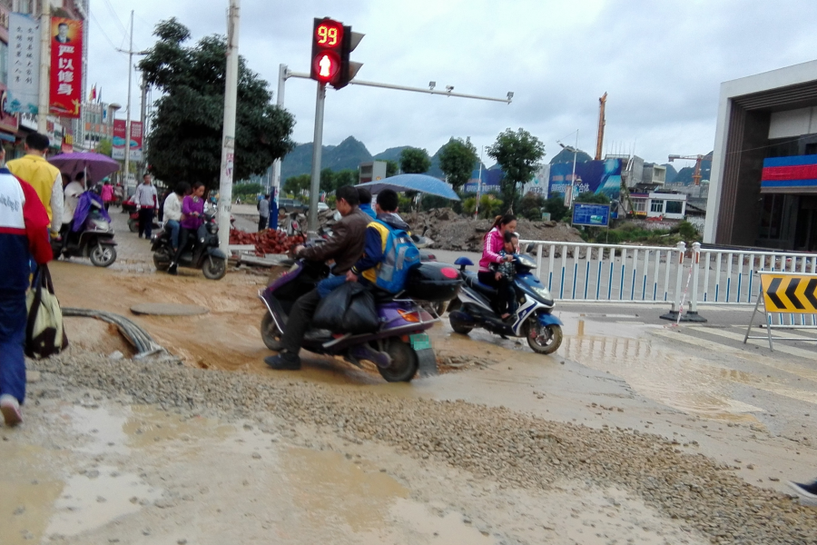 城中路 环球超市那里又挖，这次不知道是埋线管OR埋水管？还是做什么呢？ - 靖西市·靖西网