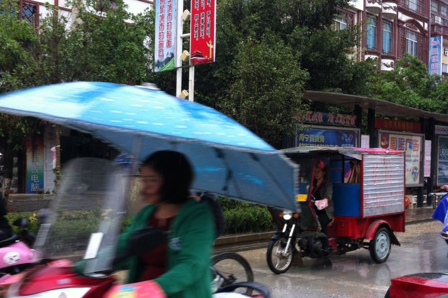 两轮的痛苦 - 雨中奔跑的靖西贝侬们 - 靖西市·靖西网