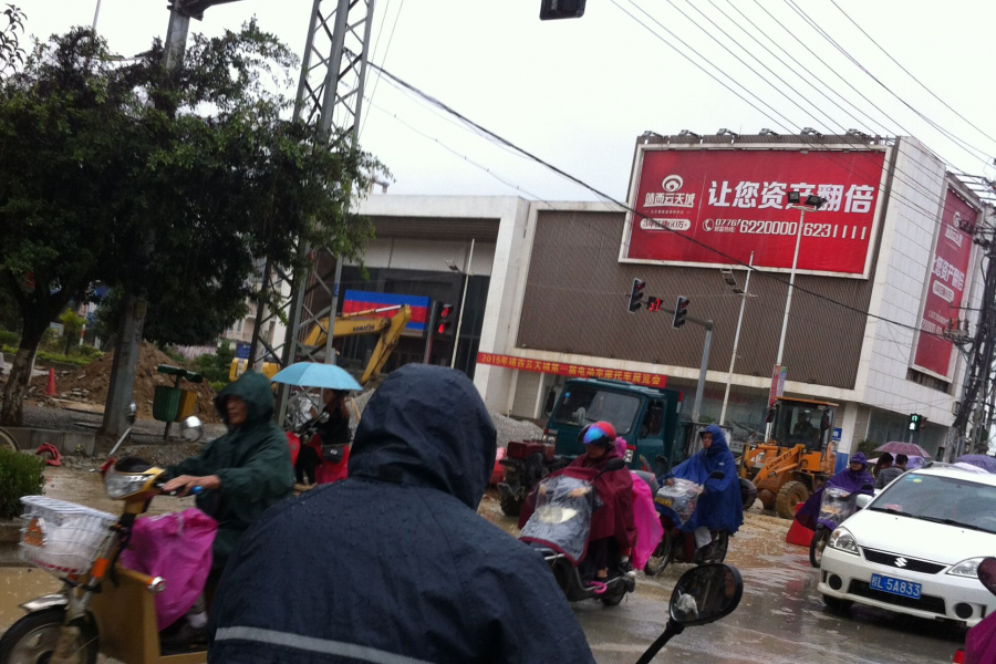 两轮的痛苦 - 雨中奔跑的靖西贝侬们 - 靖西市·靖西网