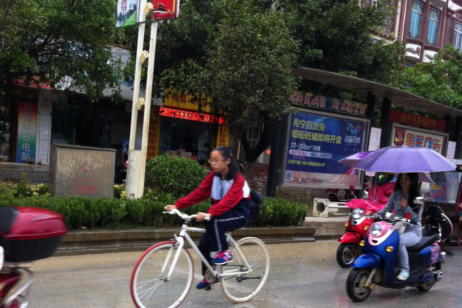 两轮的痛苦 - 雨中奔跑的靖西贝侬们 - 靖西市·靖西网