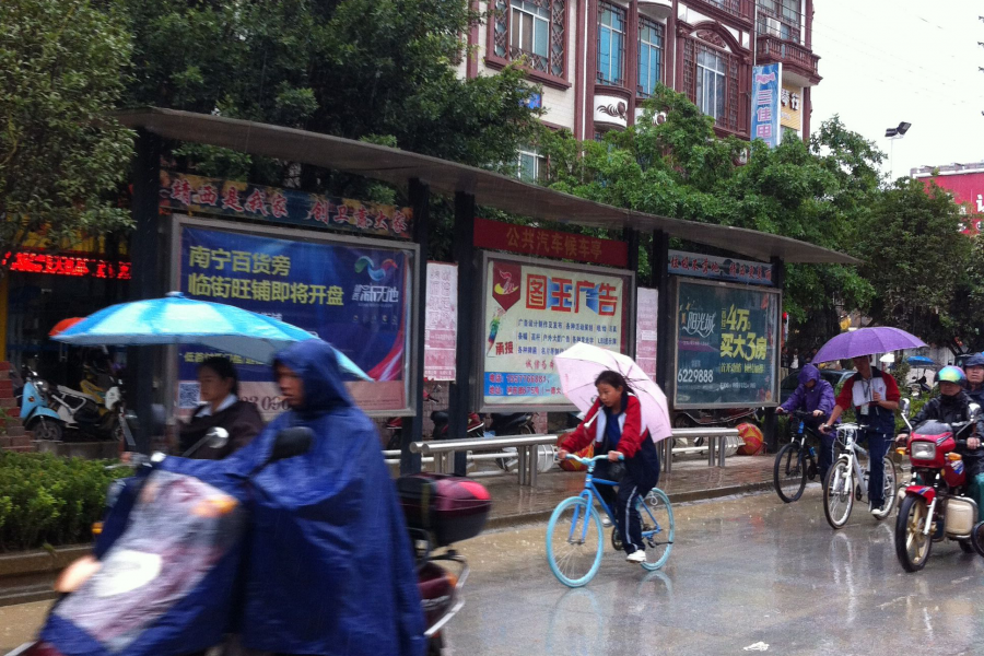 两轮的痛苦 - 雨中奔跑的靖西贝侬们 - 靖西市·靖西网