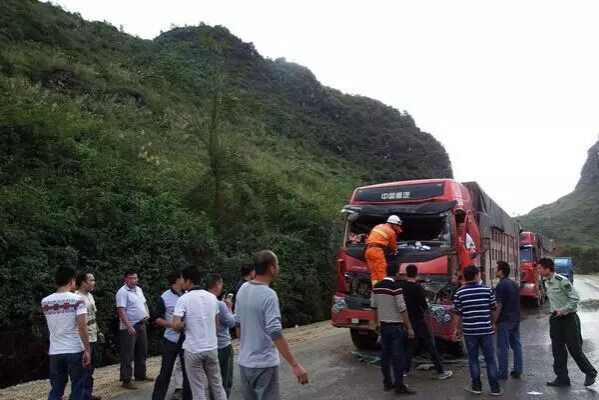 昨天下午新甲乡往德保方向两辆大卡车发生追尾事故 - 靖西市·靖西网