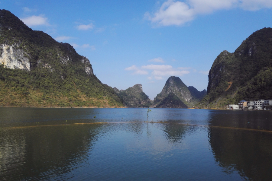 碧波荡漾，峰峦垂悬，靖西市和德保县共同的骄傲，念诺湖（念诺水库）风光。 - 靖西市·靖西网