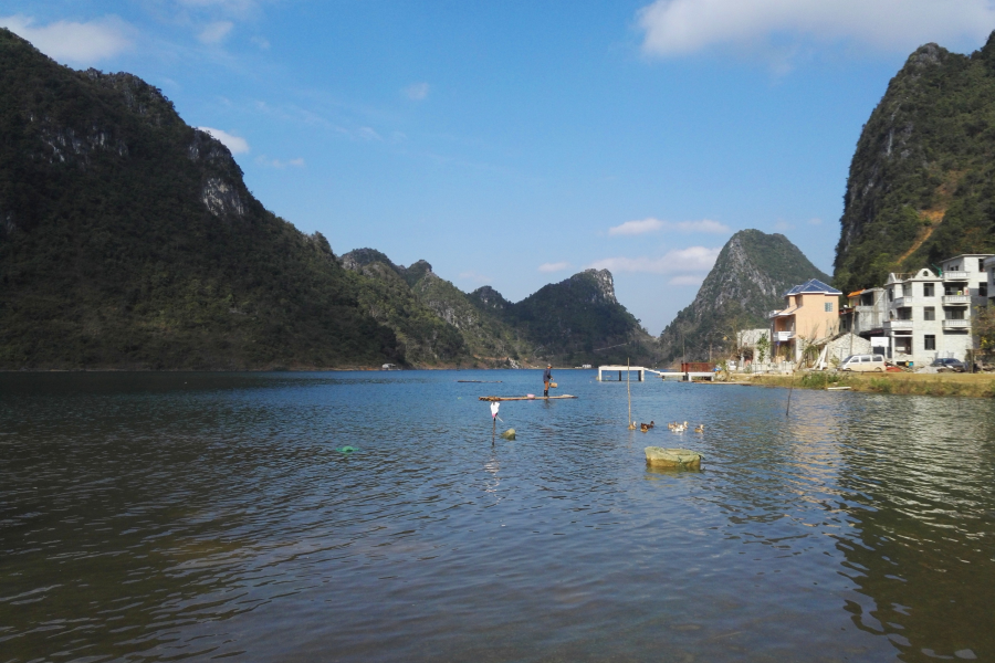 碧波荡漾，峰峦垂悬，靖西市和德保县共同的骄傲，念诺湖（念诺水库）风光。 - 靖西市·靖西网