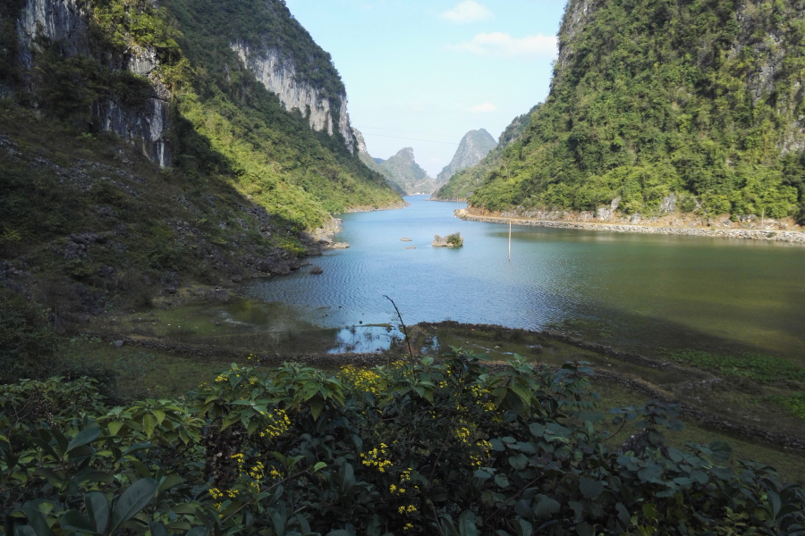 碧波荡漾，峰峦垂悬，靖西市和德保县共同的骄傲，念诺湖（念诺水库）风光。 - 靖西市·靖西网