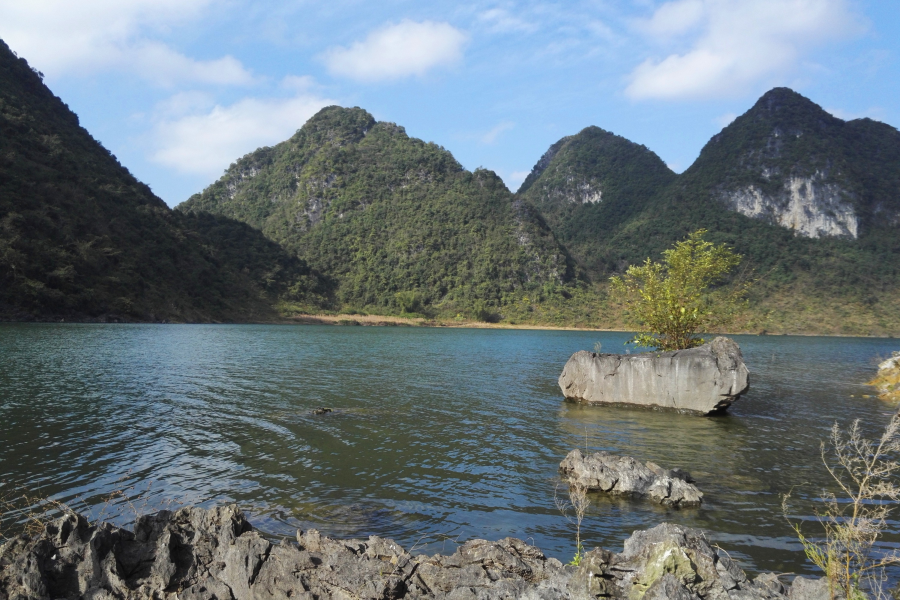 碧波荡漾，峰峦垂悬，靖西市和德保县共同的骄傲，念诺湖（念诺水库）风光。 - 靖西市·靖西网