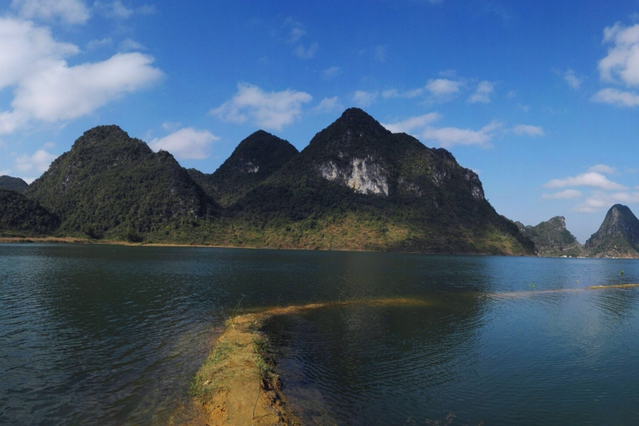 碧波荡漾，峰峦垂悬，靖西市和德保县共同的骄傲，念诺湖（念诺水库）风光。 - 靖西市·靖西网