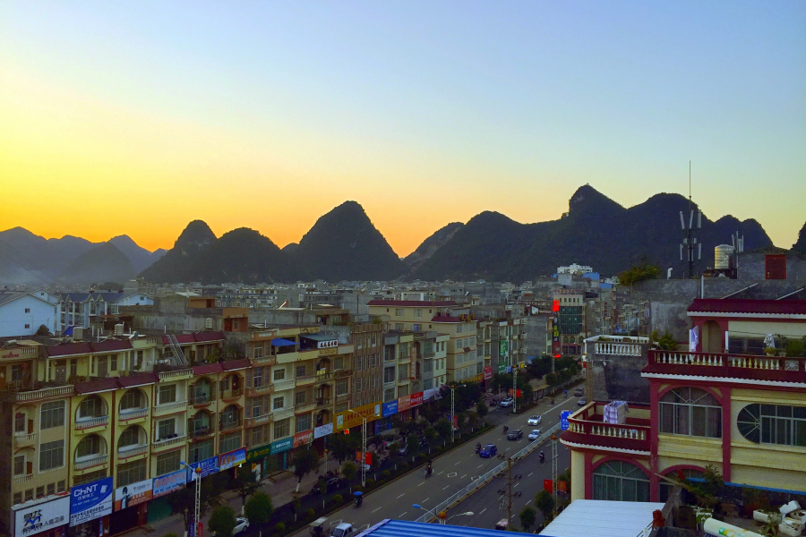 夕阳落西峰，群岭忽已瞑。千家起饮烟，万户响砧声。 - 靖西市·靖西网