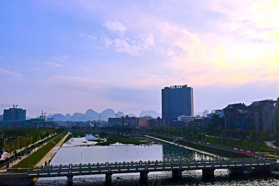 一片红晕挂河西，半岸楼宇半夕阳。 - 靖西市·靖西网