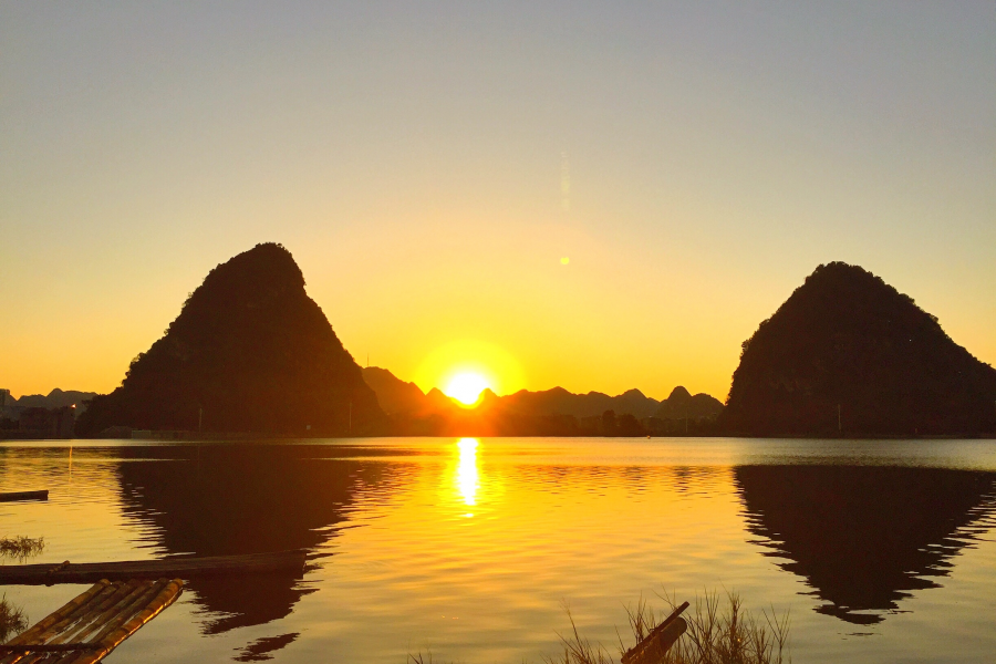 边城夕阳落日挂西峰，天水一色同。边城多壮美，更醉夕阳红。 - 靖西市·靖西网