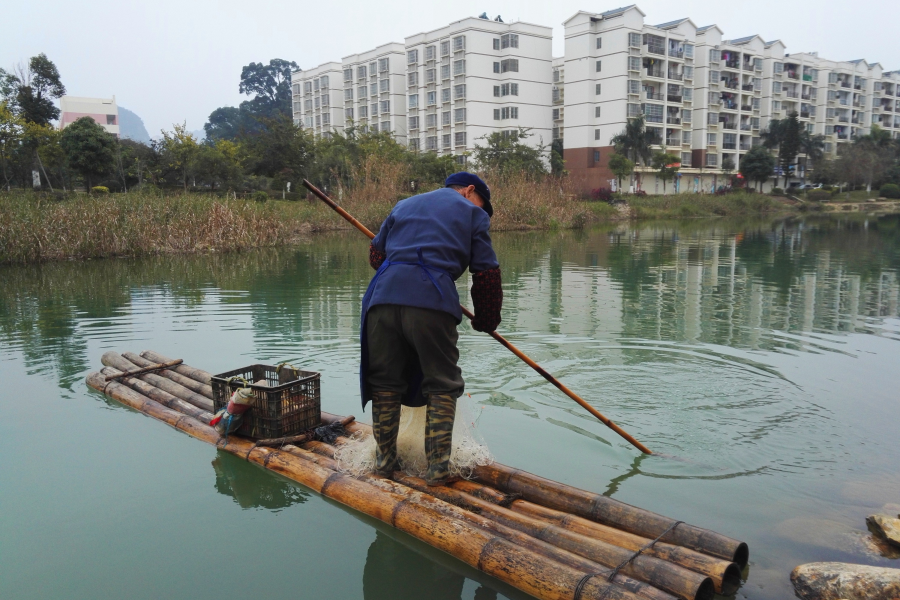 寒冬撒网龙潭河，六旬老渔翁令人敬佩！ - 靖西市·靖西网