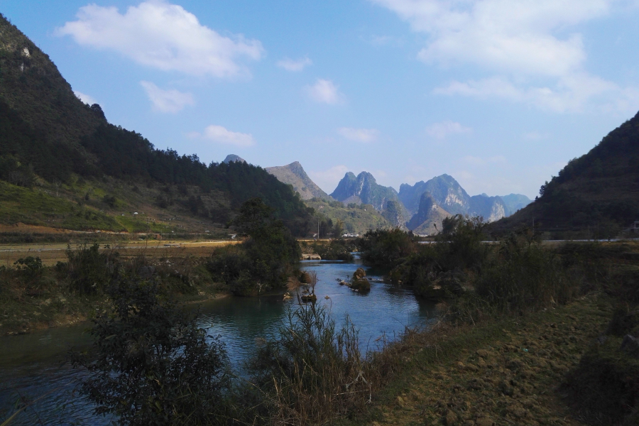 岸边多翠竹，河中有乱石，靖西壬庄乡史典村风光。 - 靖西市·靖西网