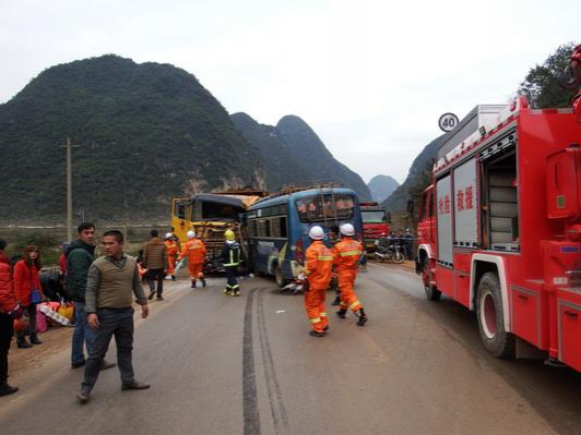 昨天下午铝厂路段发生车祸事故，大巴与大卡车迎面相撞 - 靖西市·靖西网