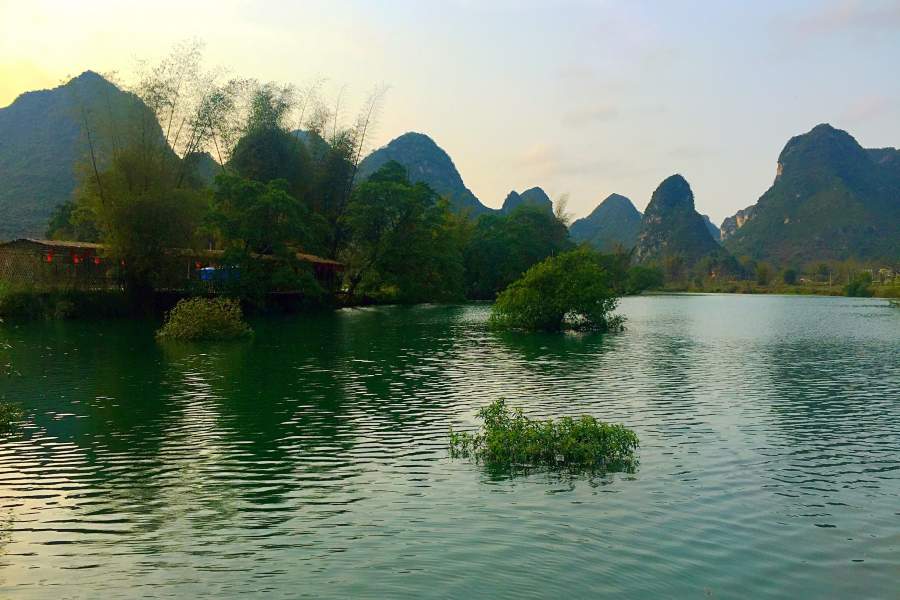 阳春三月明媚天，青峰千座一目然。闲来大兴观野水，忽于河中见青. - 靖西市·靖西网