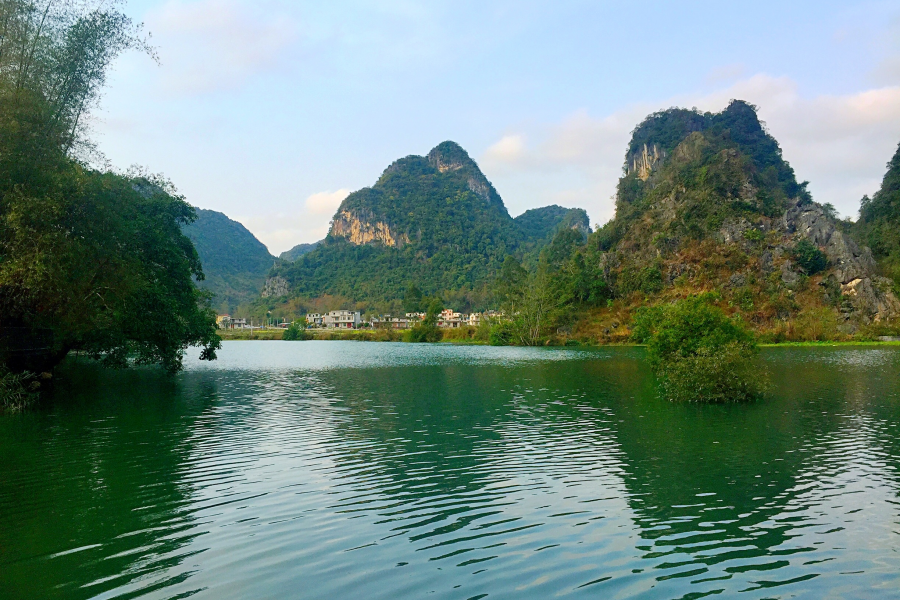 阳春三月明媚天，青峰千座一目然。闲来大兴观野水，忽于河中见青. - 靖西市·靖西网