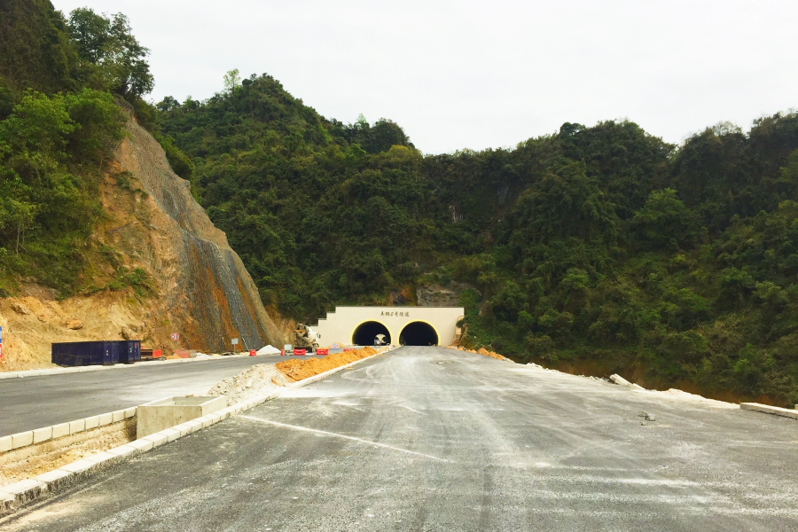 靖崇高速即将通车，目前已进入全面铺油面阶段，全面通车指日可待。 - 靖西市·靖西网