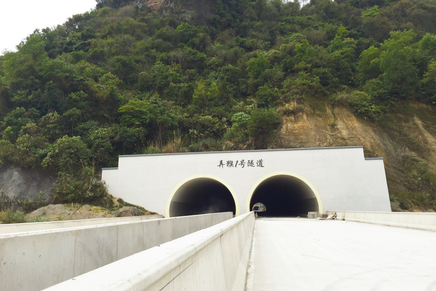 靖崇高速即将通车，目前已进入全面铺油面阶段，全面通车指日可待。 - 靖西市·靖西网