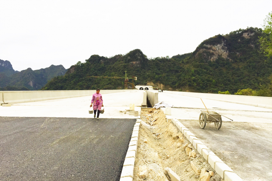 靖崇高速即将通车，目前已进入全面铺油面阶段，全面通车指日可待。 - 靖西市·靖西网