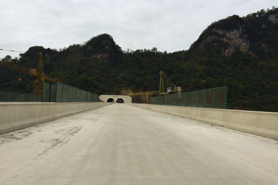 靖崇高速即将通车，目前已进入全面铺油面阶段，全面通车指日可待。 - 靖西市·靖西网