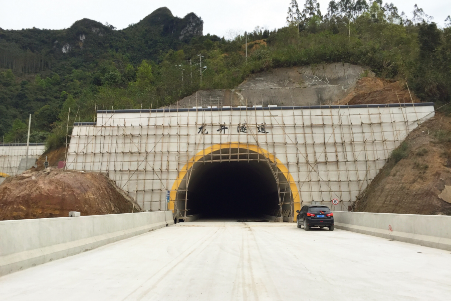 靖崇高速即将通车，目前已进入全面铺油面阶段，全面通车指日可待。 - 靖西市·靖西网