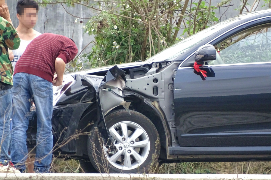 亮表小学门口附近发生轿车与小货车相碰事故 - 靖西市·靖西网