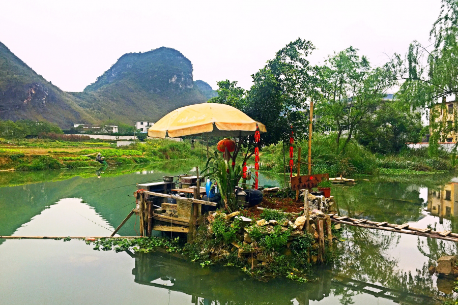 青山幽林春花，小桥流水人家，斜风细雨飘洒。悠然闲暇，垂钓杨柳. - 靖西市·靖西网