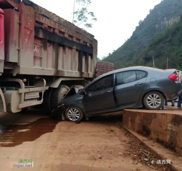 新甲乡庞凌村发生车祸，大货车直接把小车头压“碎” - 靖西市·靖西网