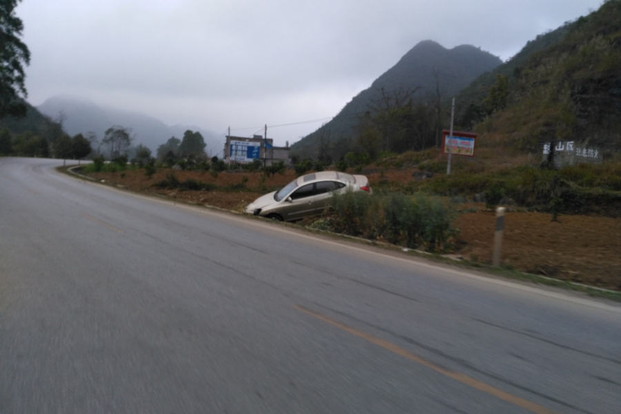 靖西安德三合路段车祸，牛人开车，超乎你的想象 - 靖西市·靖西网