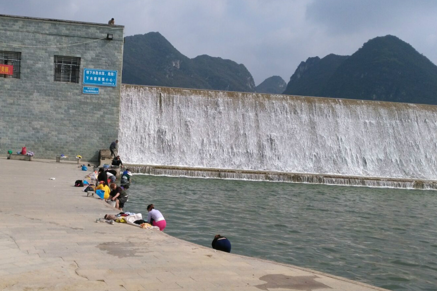 太夸张了吧，连拖把都扛到龙潭湖洗！ - 靖西市·靖西网