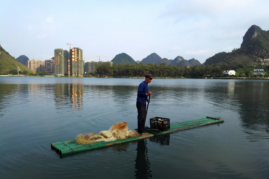 晨拍靖西龙潭湖上的竹筏 - 靖西市·靖西网