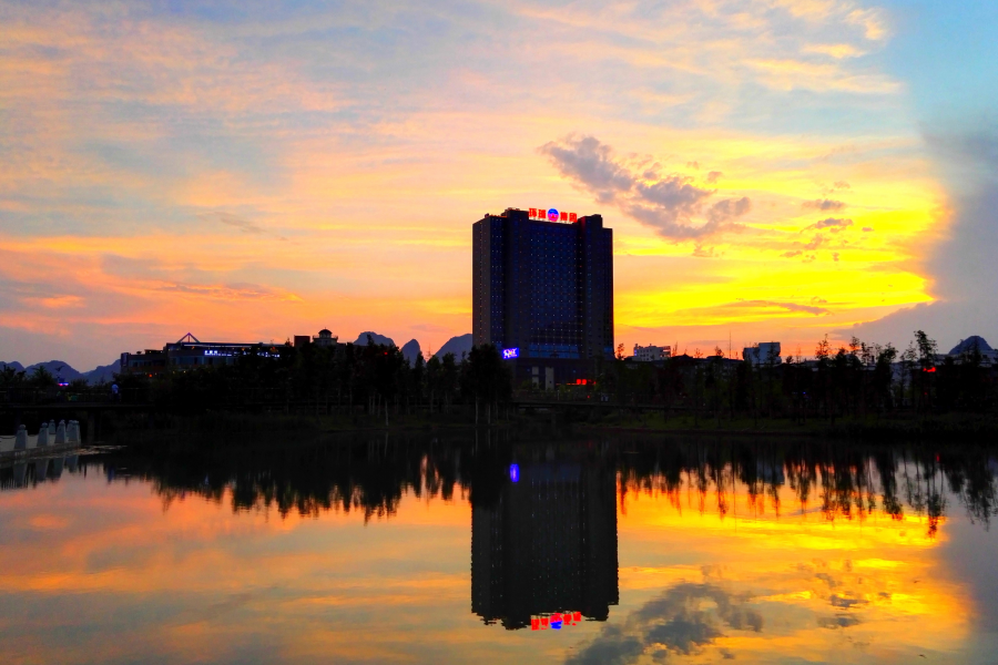 彩霞满天红似火，靖西市龙潭湿地公园日落美景。 - 靖西市·靖西网