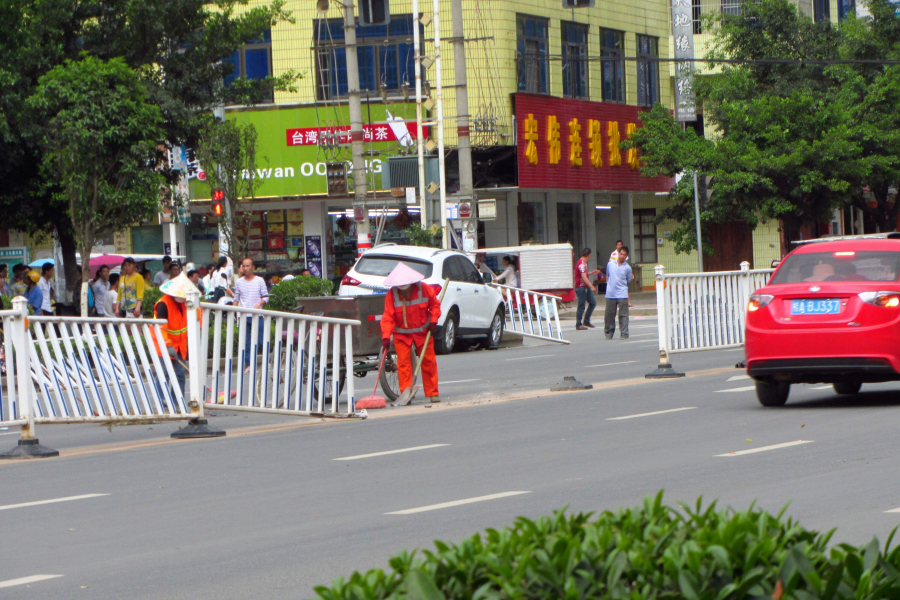 今天(4月10日)下午城东路与金山街路口附近发生车祸，白色车冲上绿化带 - 靖西市·靖西网