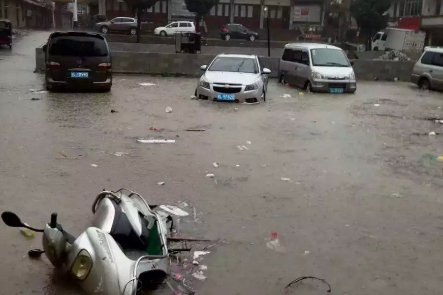 傍晚一场暴风雨夹冰雹“袭击”靖西，整个市区都被打得好“狼狈” - 靖西市·靖西网