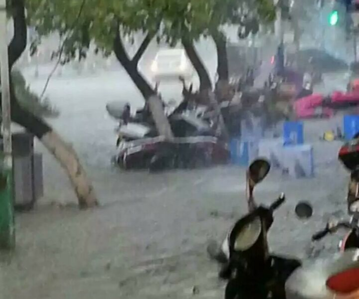 靖西暴风雨夹冰雹，吹翻了多少辆车，吹倒了多少棵树，湿透了我多少层内裤 - 靖西市·靖西网