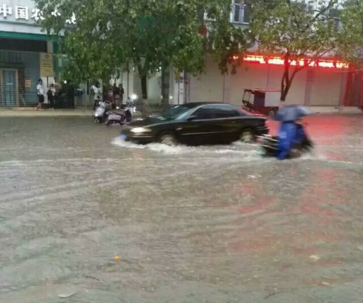 靖西暴风雨夹冰雹，吹翻了多少辆车，吹倒了多少棵树，湿透了我多少层内裤 - 靖西市·靖西网