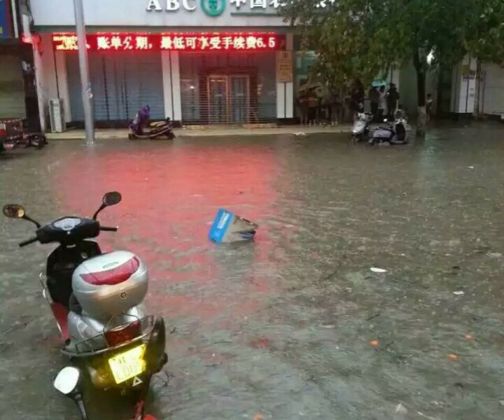 靖西暴风雨夹冰雹，吹翻了多少辆车，吹倒了多少棵树，湿透了我多少层内裤 - 靖西市·靖西网