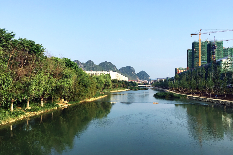 斜阳下的龙潭河风光：流水清清悄然去，夏木荫荫正可人。 - 靖西市·靖西网