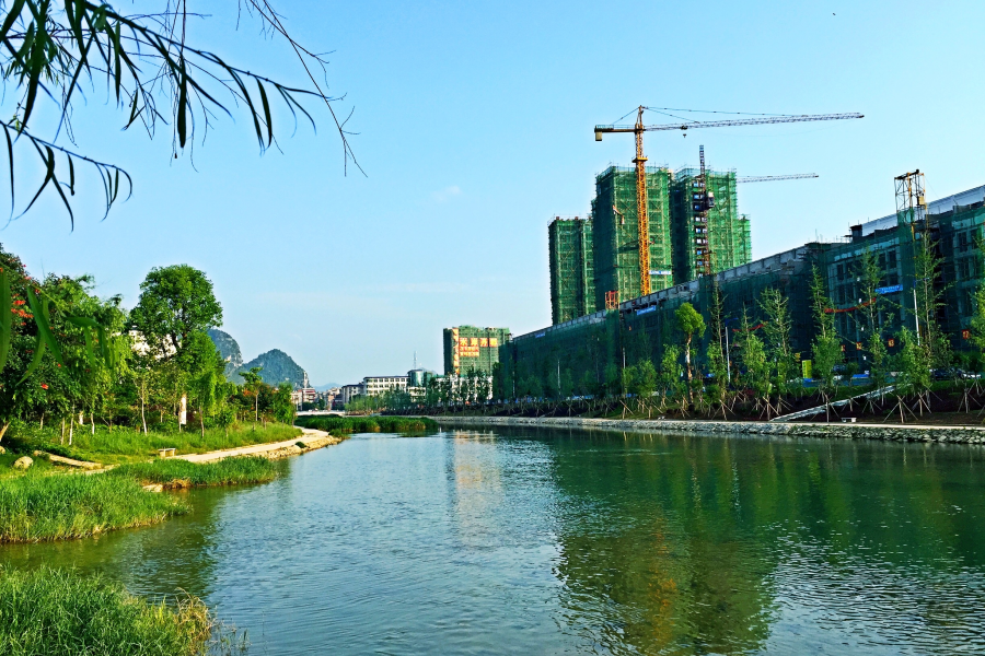 斜阳下的龙潭河风光：流水清清悄然去，夏木荫荫正可人。 - 靖西市·靖西网